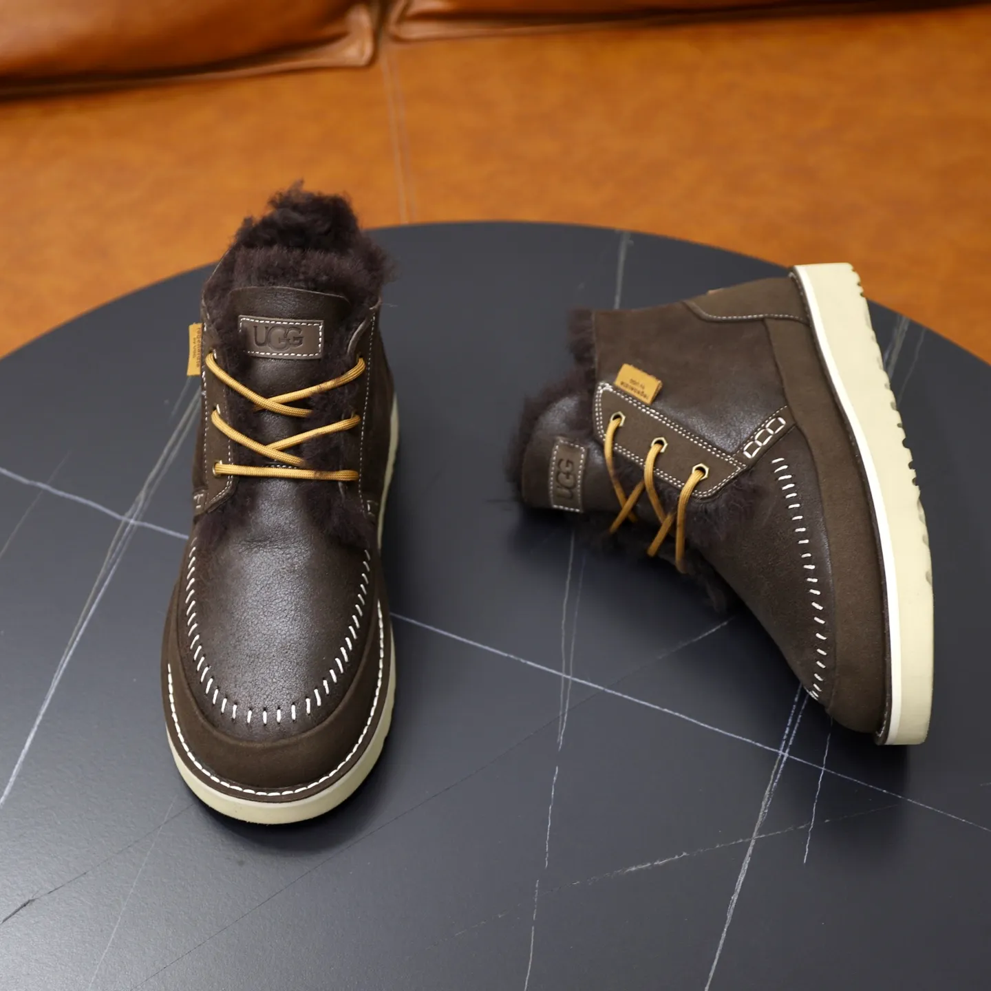 Ex-factory price: 620💰Thick wool imported from Australia Brand: UGG genuine purchase (fur integrated) Size: 39-44 (45 customized) Grade: Official website 1:1 Material: First layer of genuine leather waterproof and antifreeze upper Real wool lining Original non-slip and wear-resistant outsole Style category: Men's casual shoes Trendy style Comfortable on the feet Color: Official website color synchronization